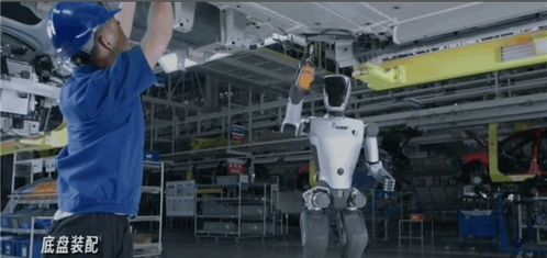 天才少年離職創業 稚暉君半年打造多功能人形機器人，上得工廠下得廚房，智能機器人銷售火爆